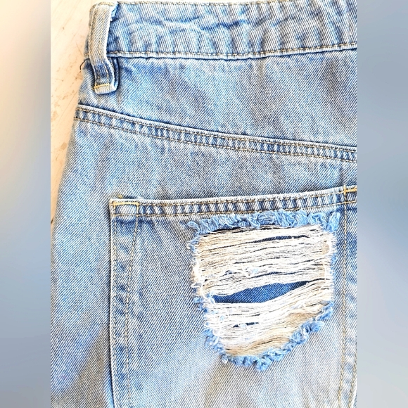 Madden NYC Lightwash Blue Denim Jean Bermuda Shorts Distressed Bottoms Size 7 - Picture 5 of 11